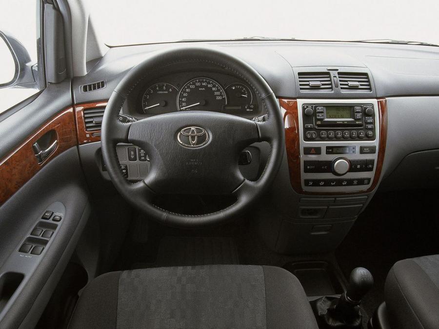  Toyota Avensis Verso 2001 года  (фото 15 из 18)